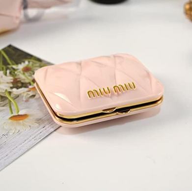 Фото Компактне дзеркальце Miu Miu Blush Pink Quilted Compact Mirror Blush Pink Quilted Compact Mirror