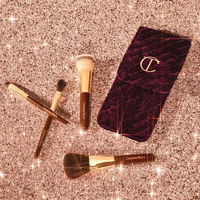 Фото Подарунковий набір пензлів для макіяжу з оксамитовим чохлом Charlotte Tilbury Charlotte's Magic Mini Brush Set 4 пензлі Brush Set 4 шт