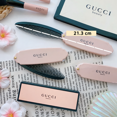 Фото Компактная складная расческа для расчесывания волос Gucci Beauty Folding Comb нежно-розовая Складаний гребінець Gucci